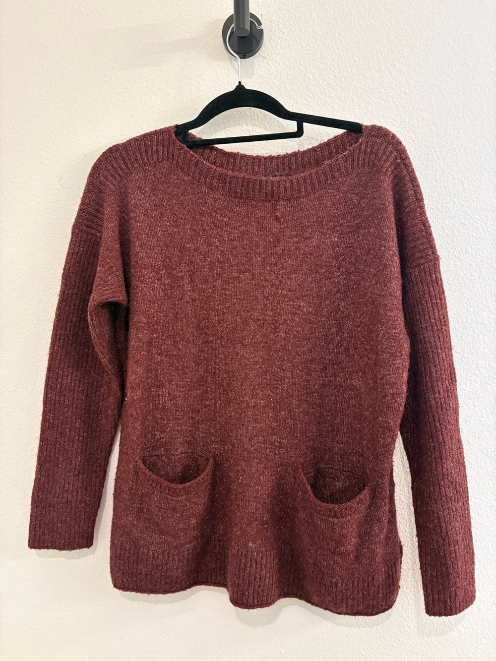 Abercrombie & Fitch Cozy Women's Pullover Sweater with Front Pockets - Burgundy
